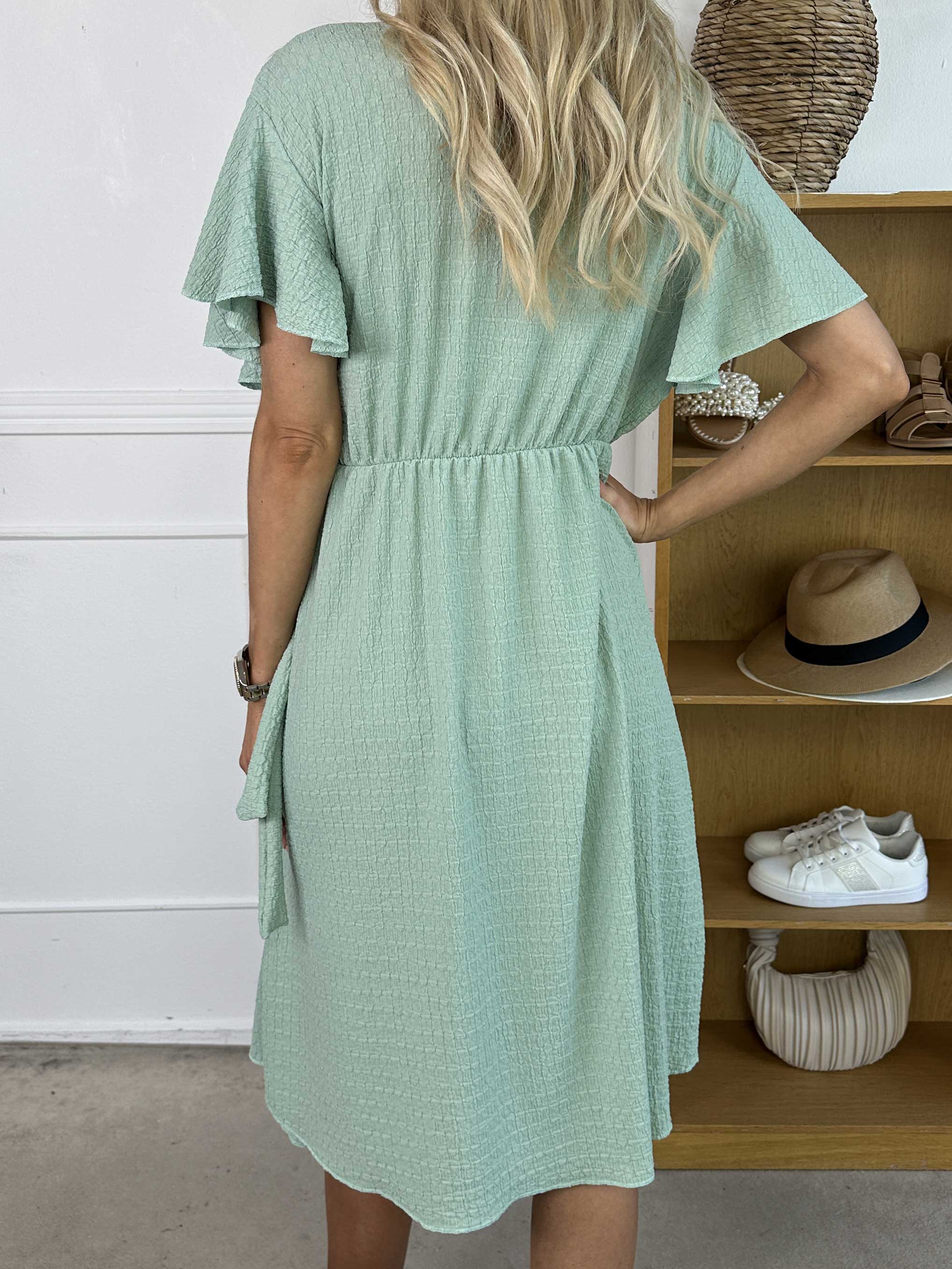 Eliana - Söt omlottklänning med volanger